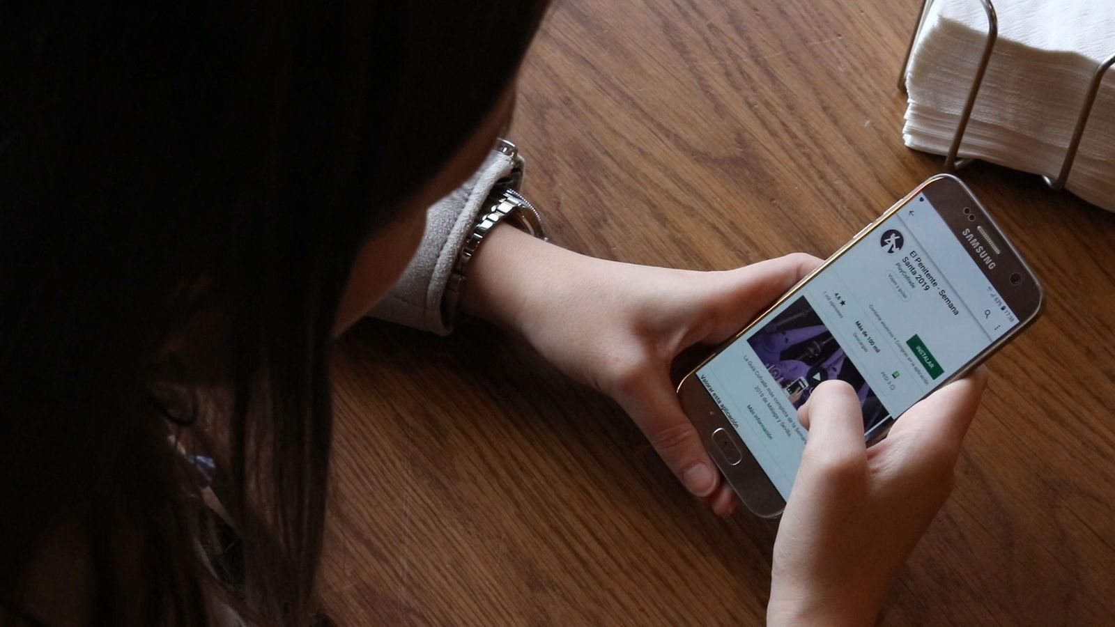 Una joven utilizando la aplicación de El Penitente