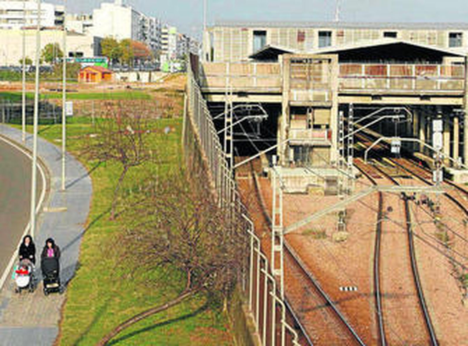 Espacio sobre el que se instalará la pasarela para unir la Colonia de la Paz y la avenida de América.