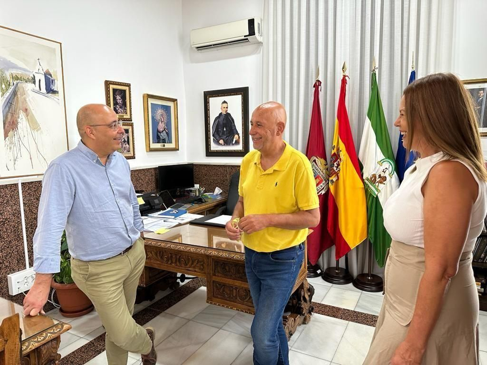 Domingo Fernández, alcalde de Huércal-Overa, ha recibido a Cristóbal Salvador, pregonero de la Feria del municipio.