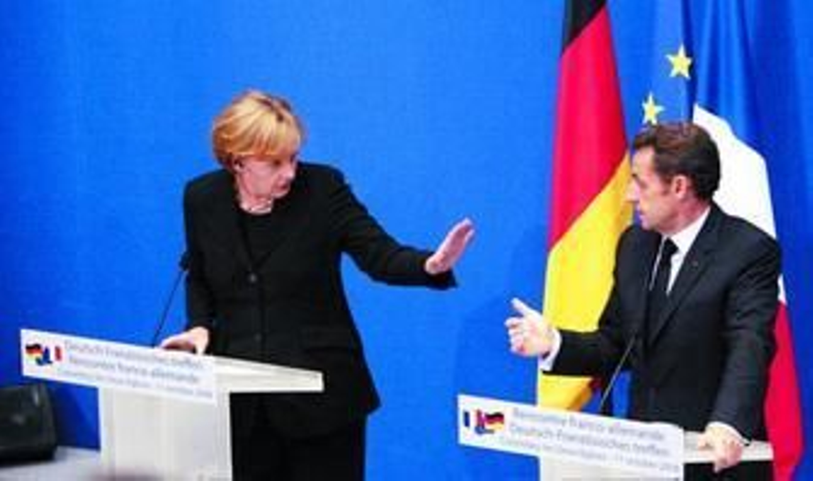 Angela Merkel y Nicolás Sarkozy comparecen ayer tras visitar la tumba de Charles de Gaulle en Francia.