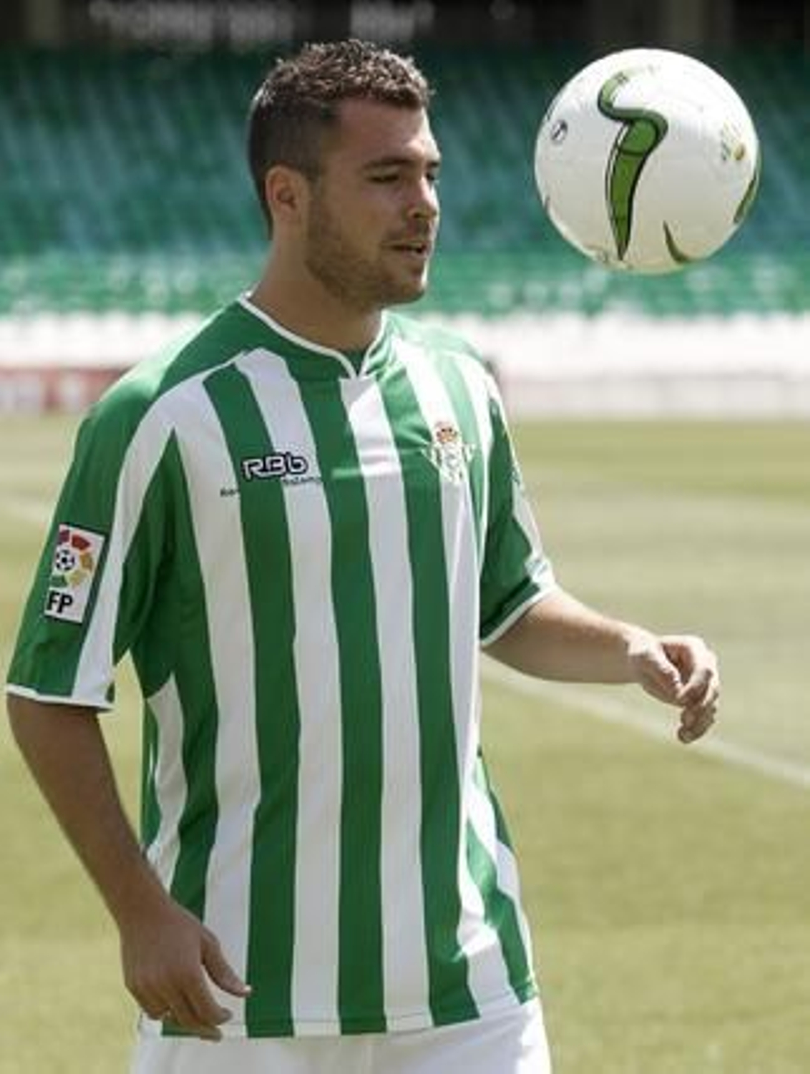 Presentación del nuevo jugador bético, Javier Chica.

Foto: Antonio Pizarro
