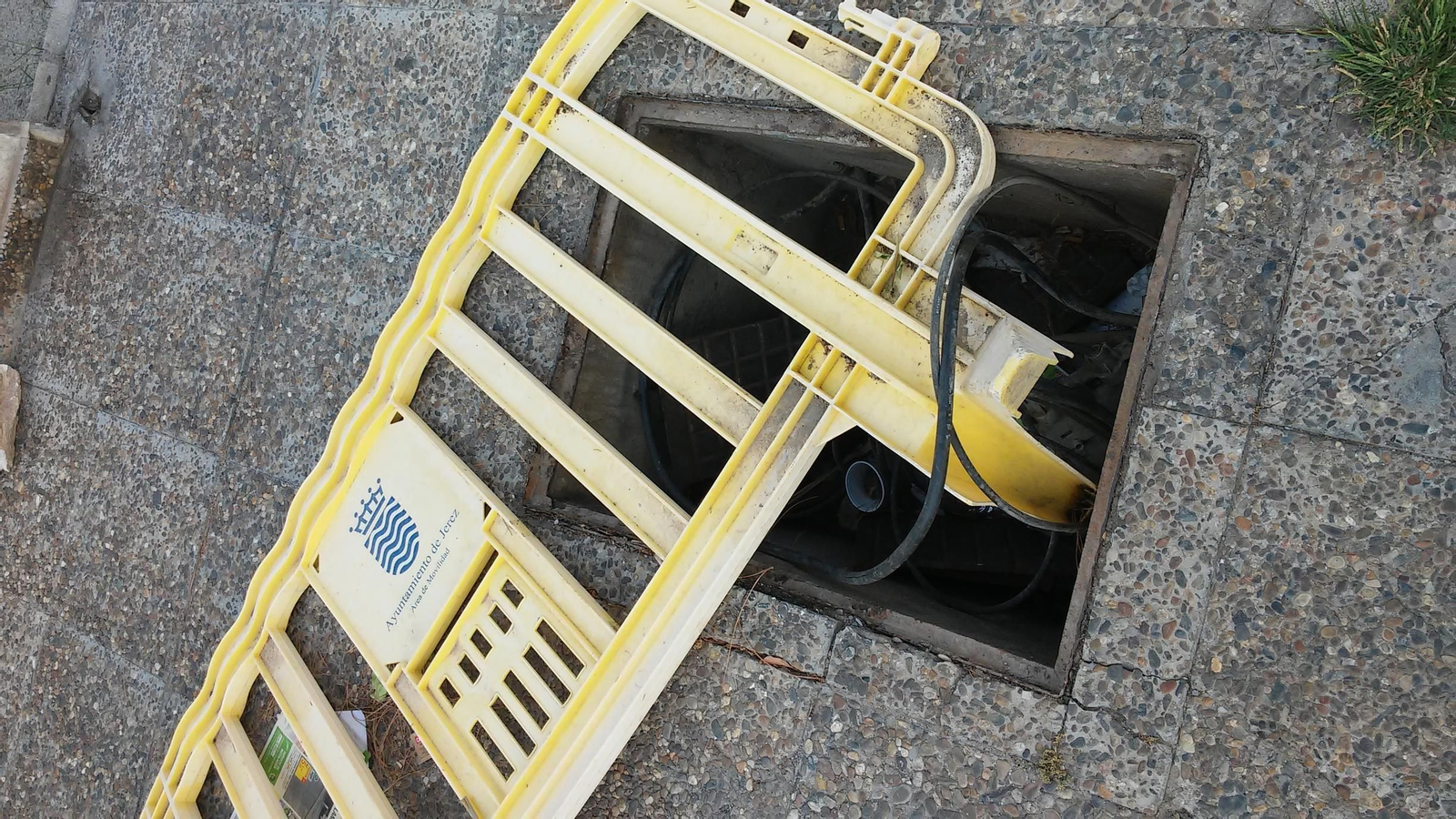 El remedio municipal a una arqueta rota: una valla