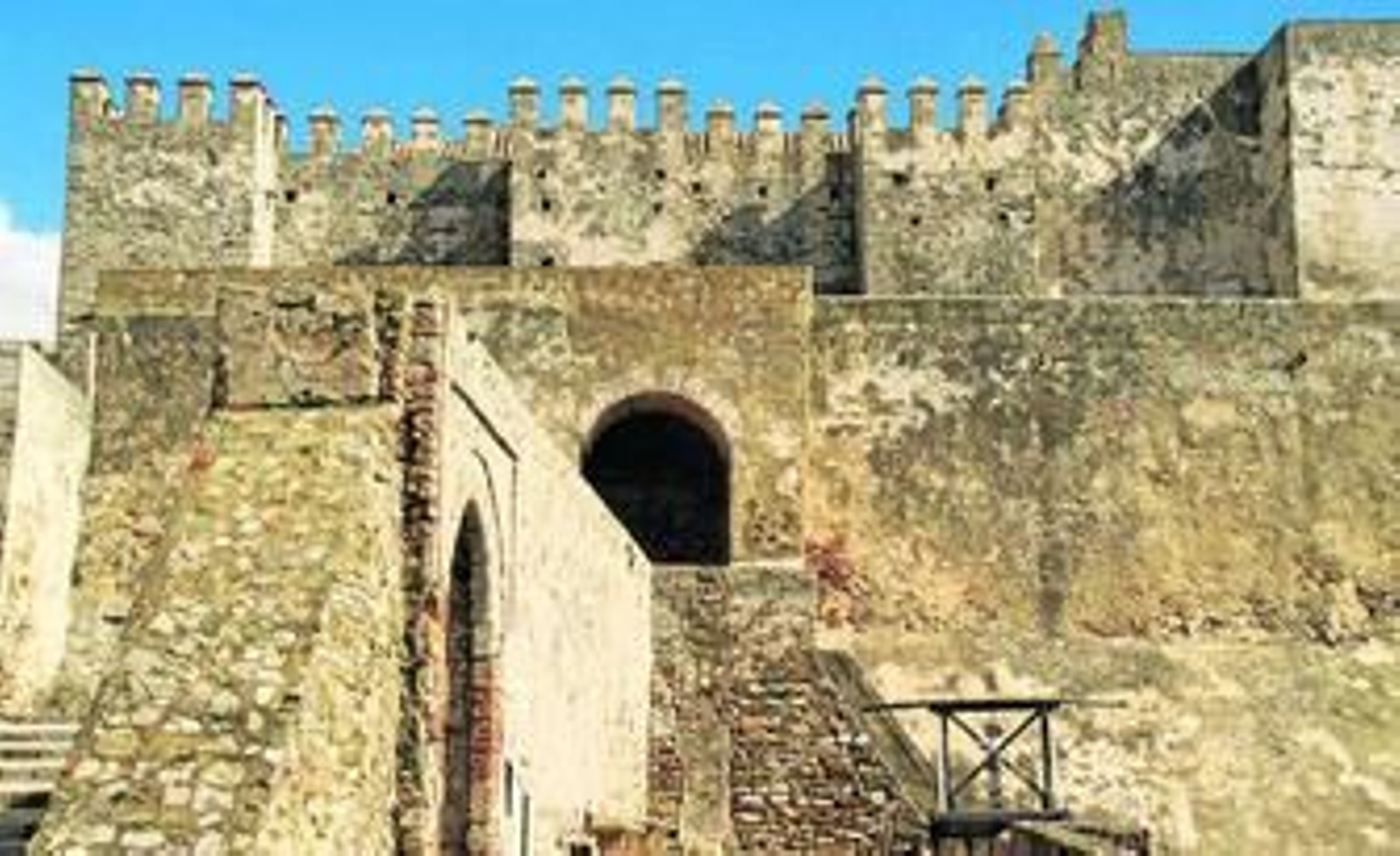 Imagen de archivo de la fachada del castillo antes de la acometida. Imagen de archivo de la fachada del castillo antes de la acometida.