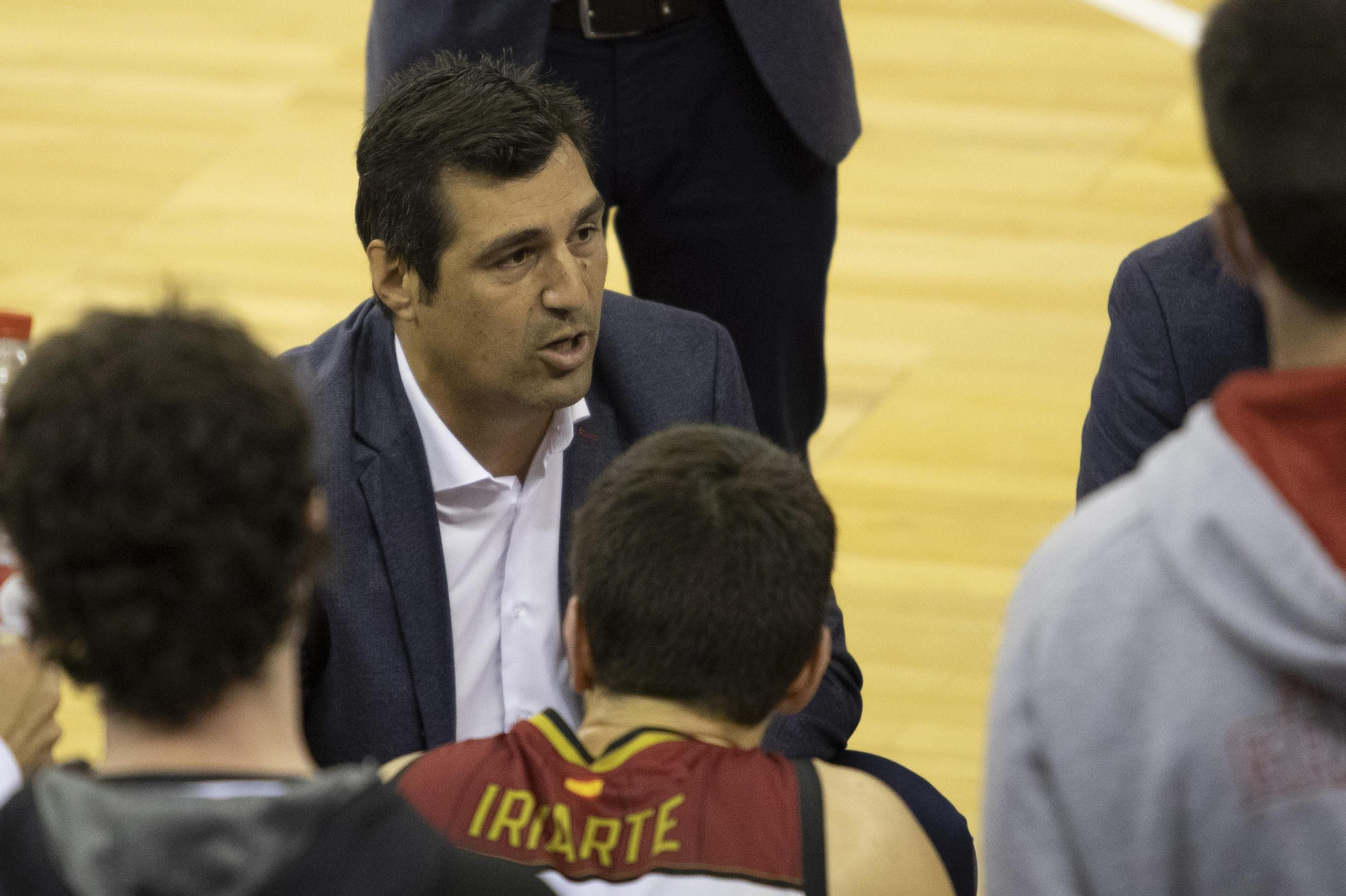 Pablo Pin da instrucciones a sus jugadores.