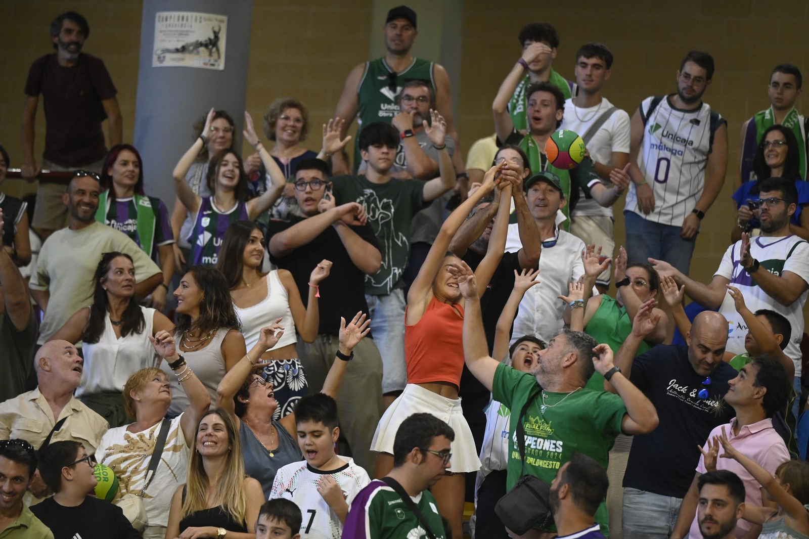 Las mejores fotos del ambiente en Vista Alegre para el Unicaja - Covirán Granada de la Copa de Andalucía de baloncesto