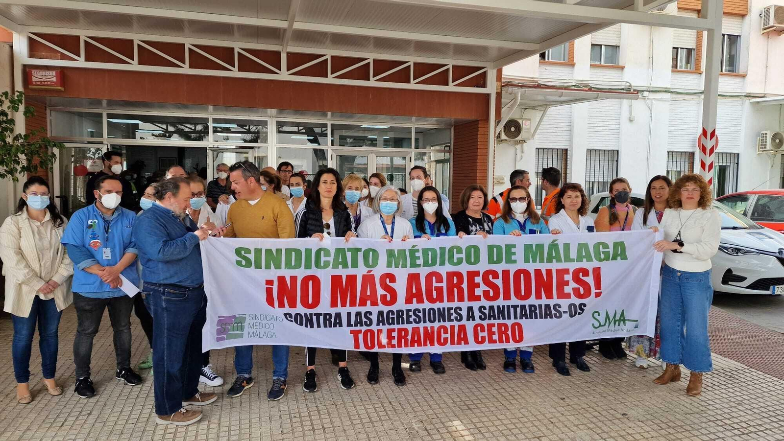 Concentración, este jueves, ante el centro de salud de Nerja. Concentración, este jueves, ante el centro de salud de Nerja.