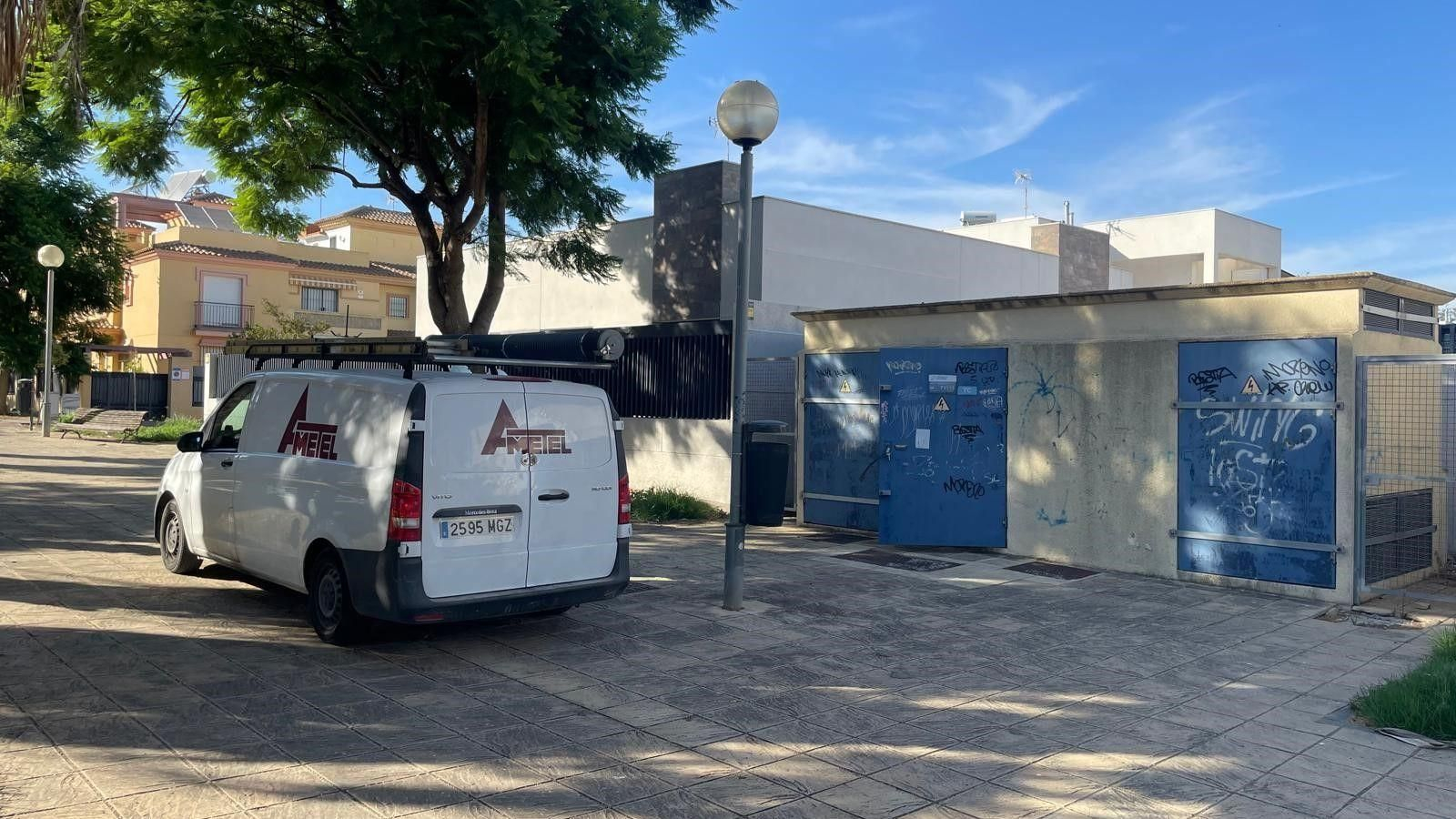 Una furgoneta junto a uno de los transformadores afectados, en la avenida de Espera de Jerez.