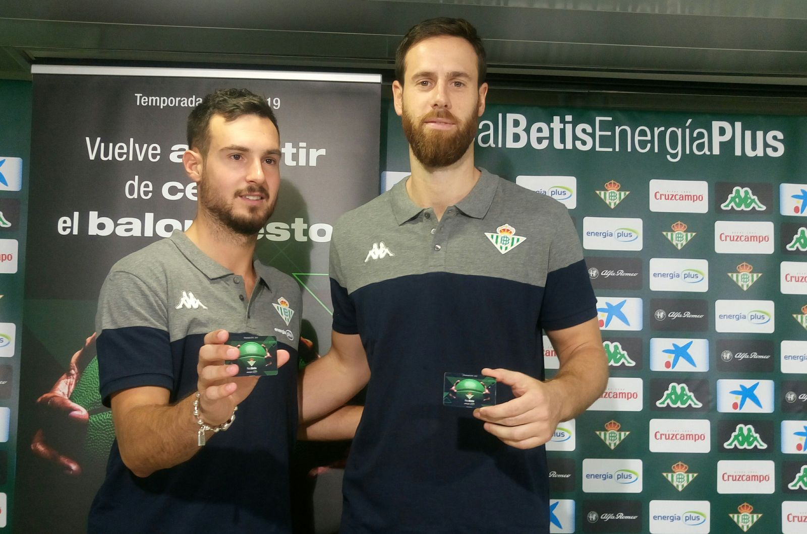 Lluís Costa y Pablo Almazán muestran los abonos del Betis Energía Plus