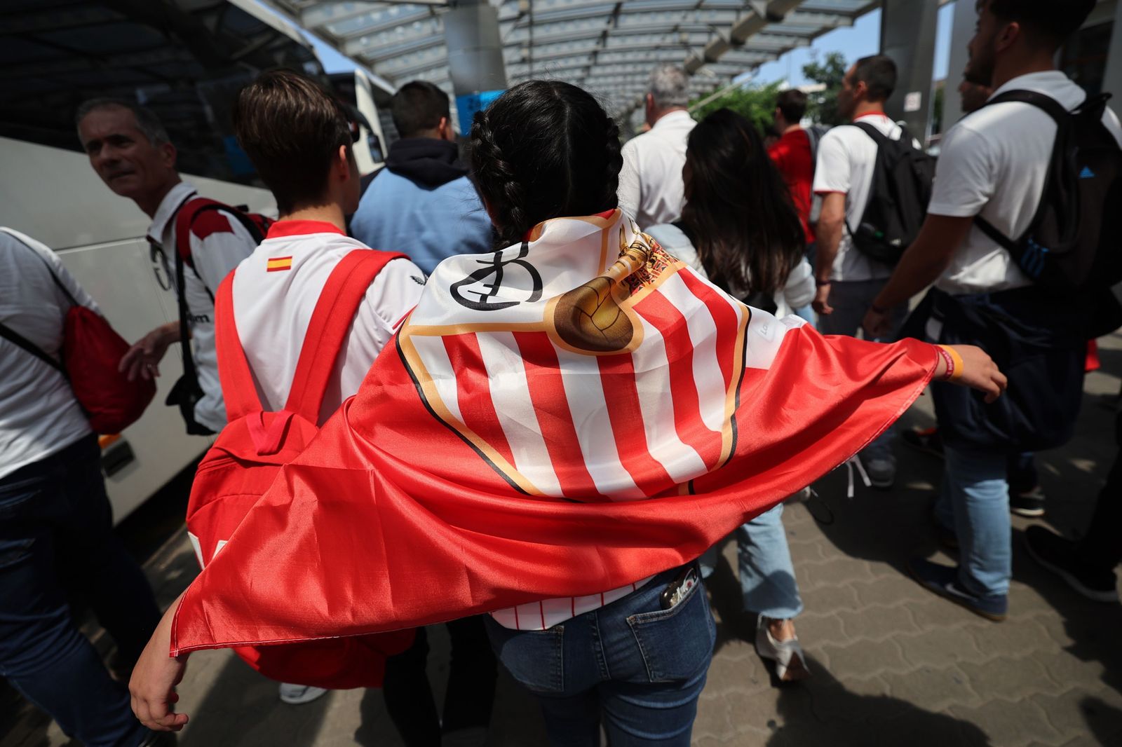 La llegada de aficionados sevillistas a Budapest