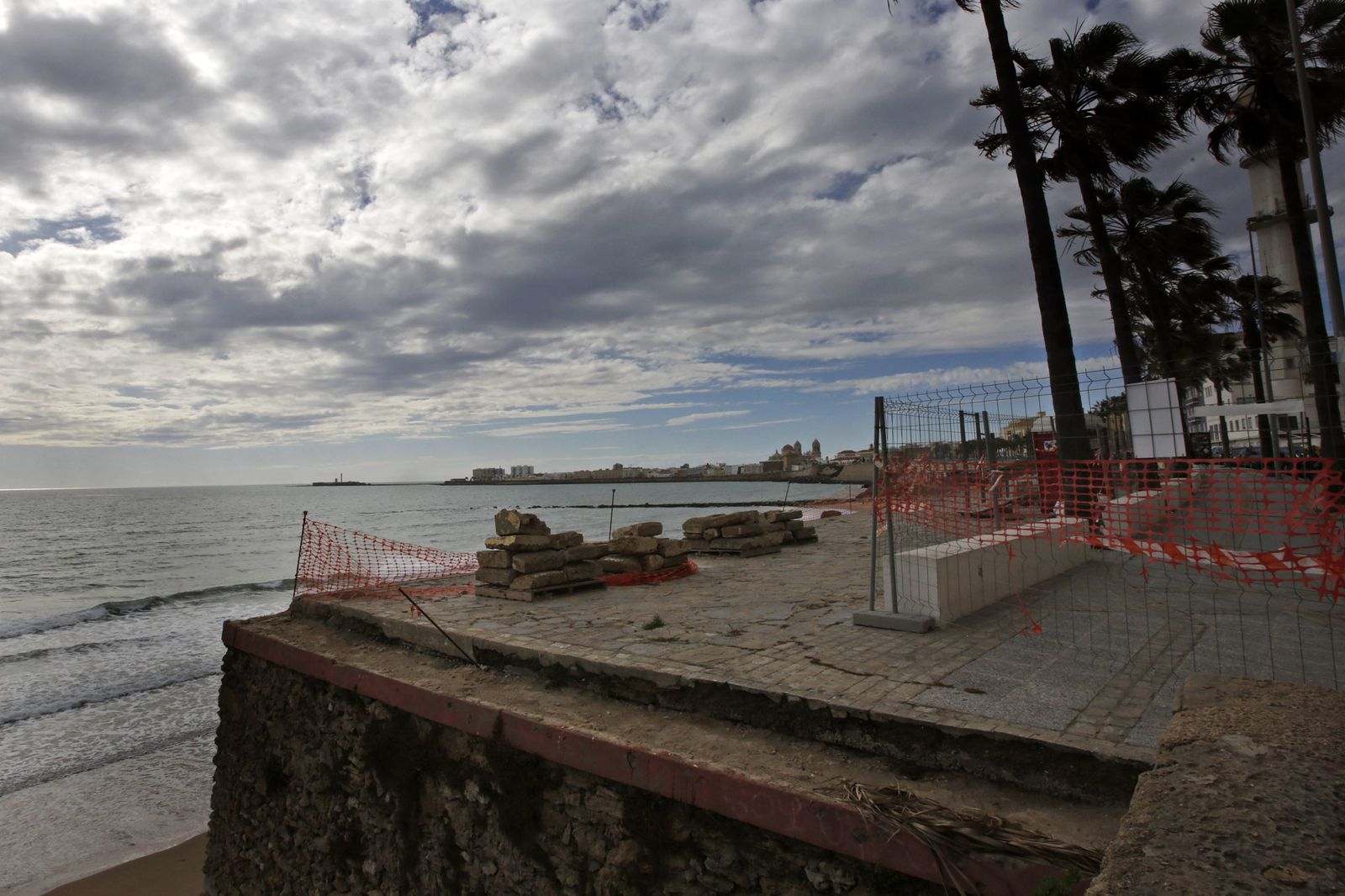 Estado en el que se encuentra la zona de la playa de Santa María del Mar en que la se va a instalar la barandilla acristalada.