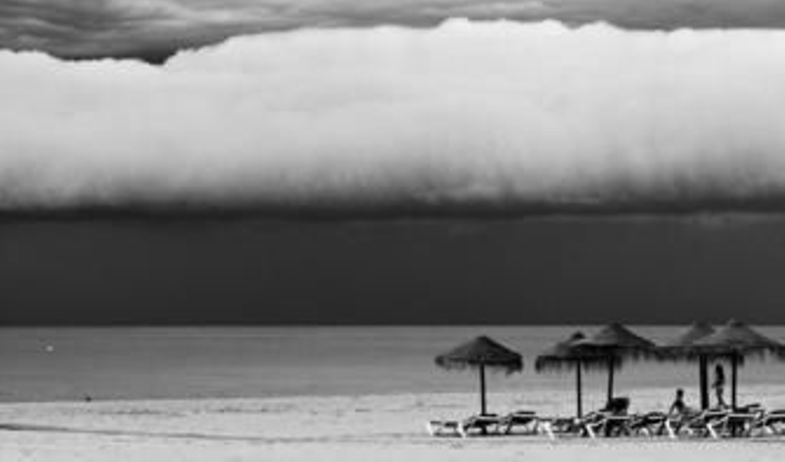 Amenaza de lluvia en la playa de la Victoria de Cádiz.