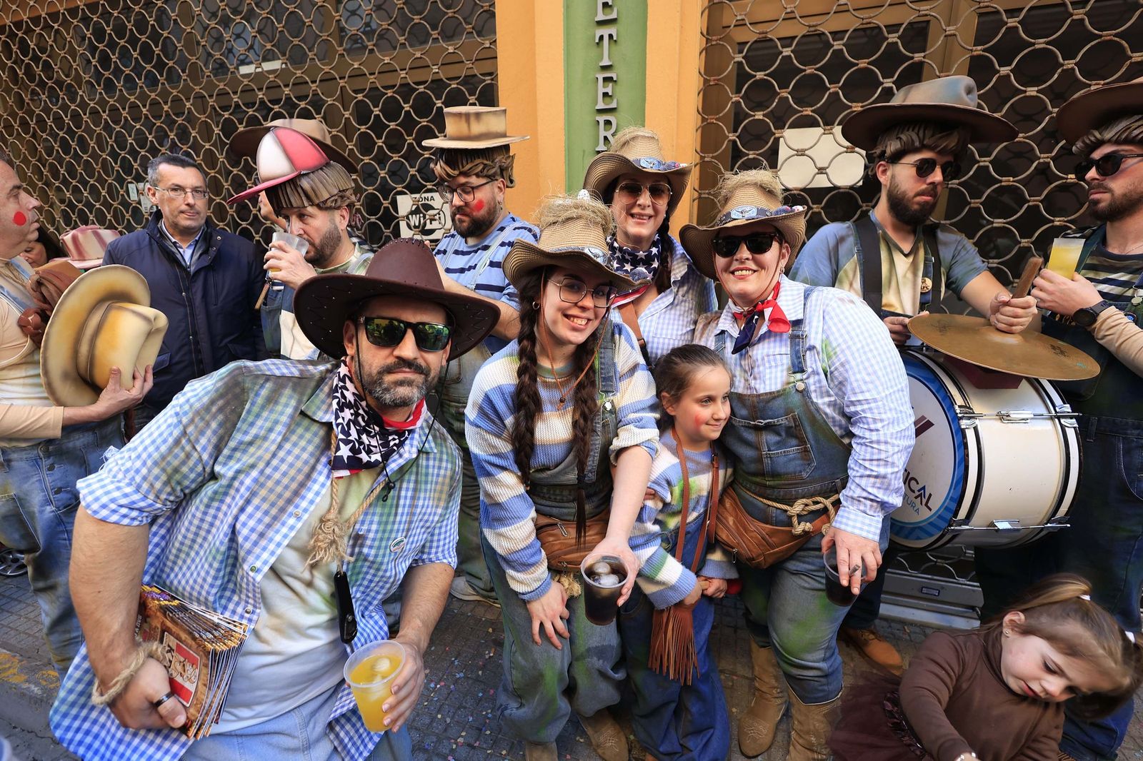 Búscate en las fotos de la cabalgata del Carnaval de La Línea 2026