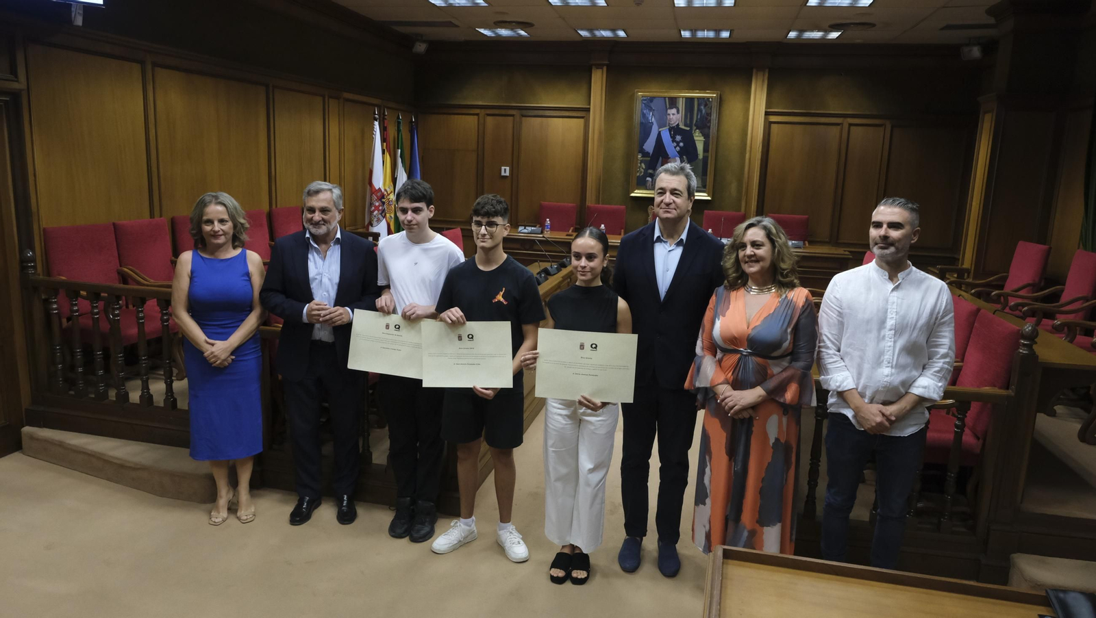 Los tres jóvenes que han recibido las becas de Qvisión, Once y Diputación.