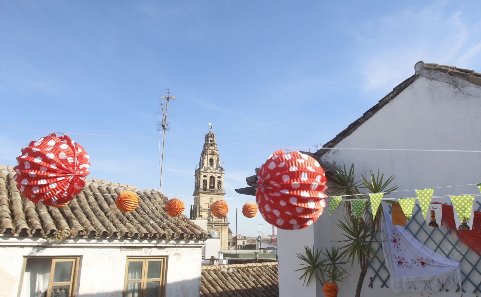El decorado y el ambiente de Feria en el Centro de Córdoba y la Judería, en fotografías