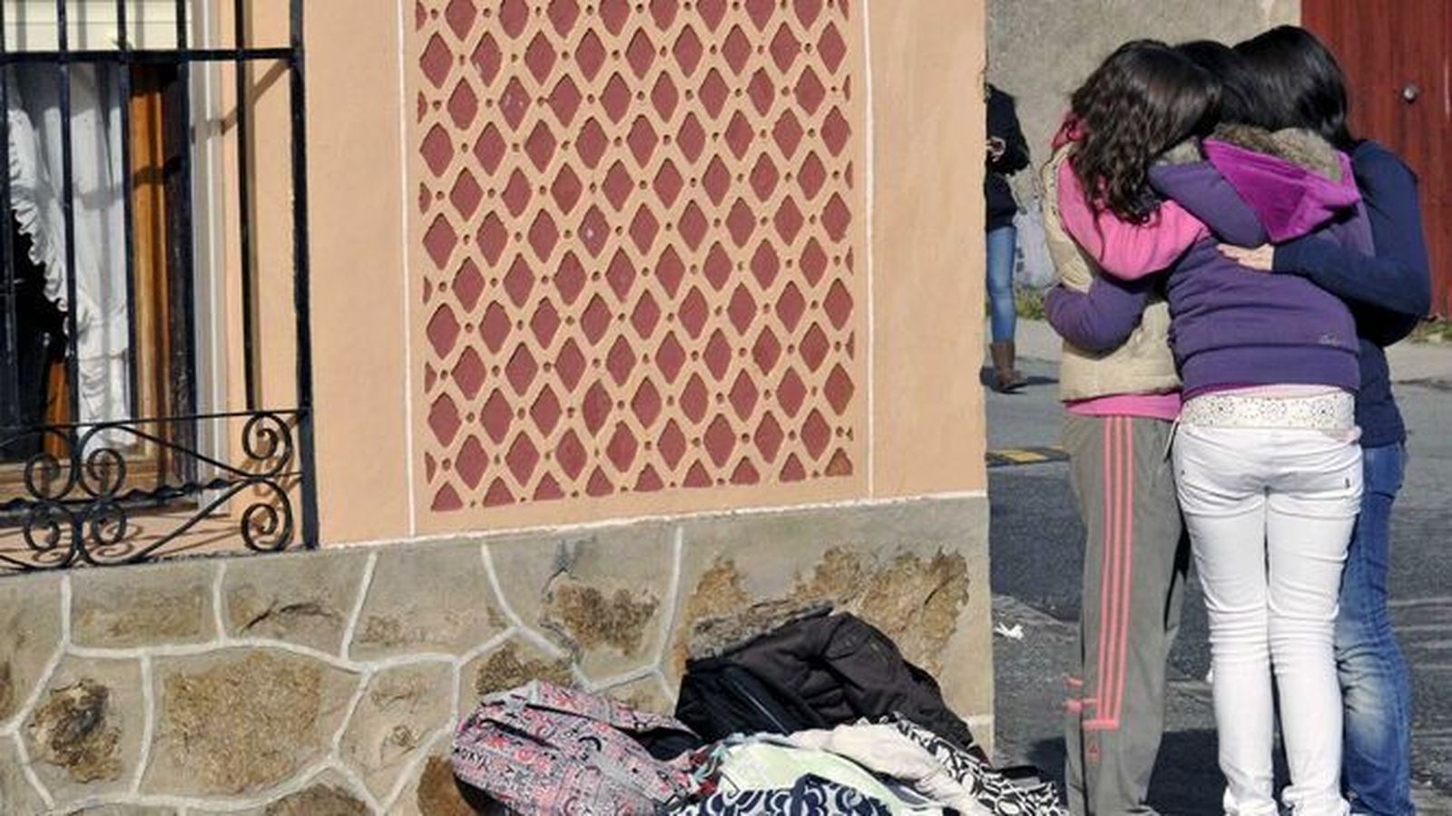 Varias menores abrazan tras un crimen de violencia machista