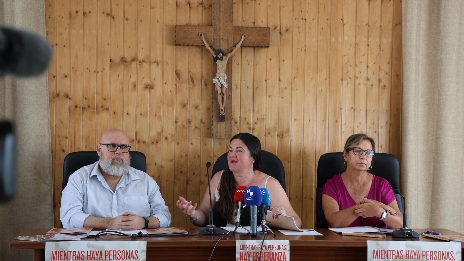 Representantes de Cáritas Diocesana de Huelva durante la presentación de la memoria del último año en la entidad. Representantes de Cáritas Diocesana de Huelva durante la presentación de la memoria del último año en la entidad.