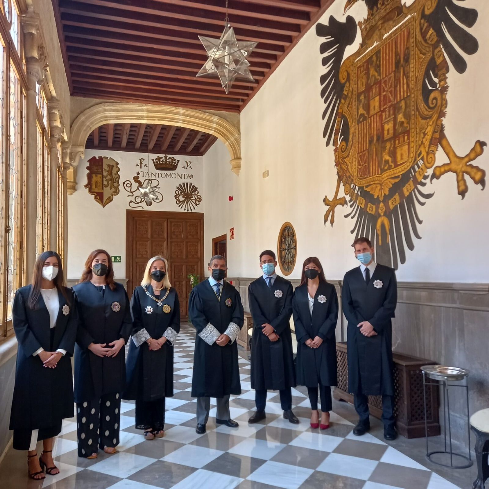 La fiscal Superior, Ana Tárrago, y el presidente del TSJA, Lorenzodel Río, presiden la jura de cinco de los nuevos fiscales