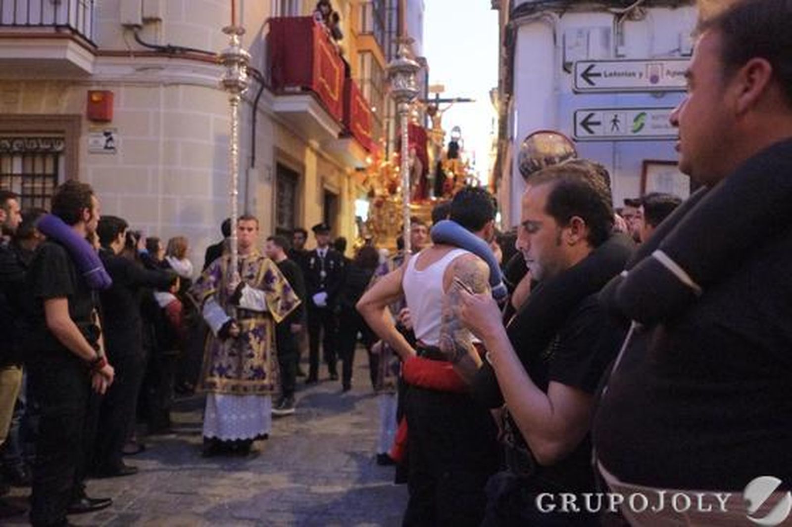 Un costalero de La Lanzada espera al relevo mirando su teléfono móvil.

Foto: Manu Garcia