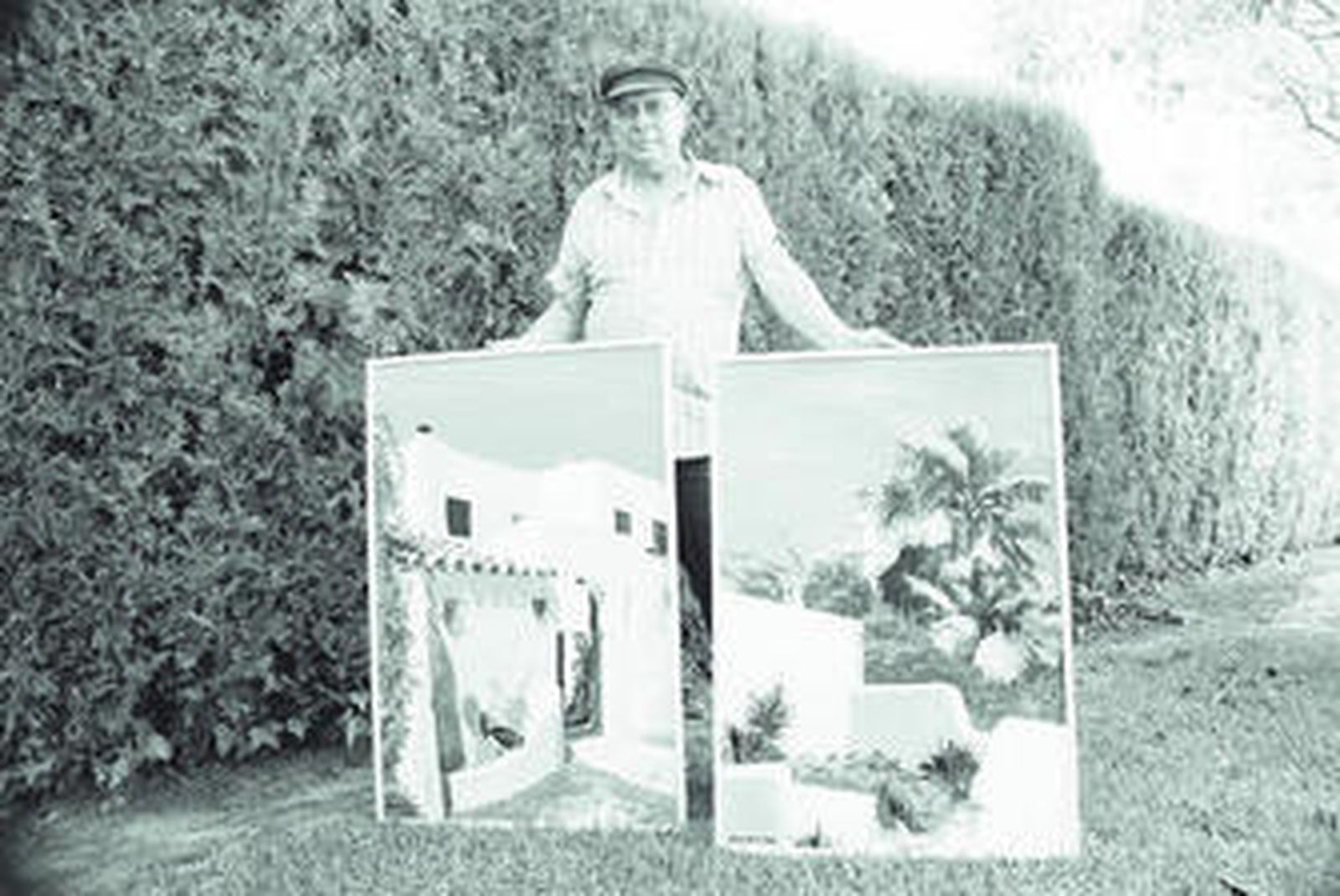 Alfonso Aramburu con dos de sus obras.