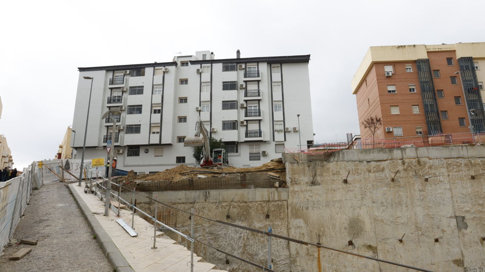 Edificios afectados por las grietas de una calle en Jaén.