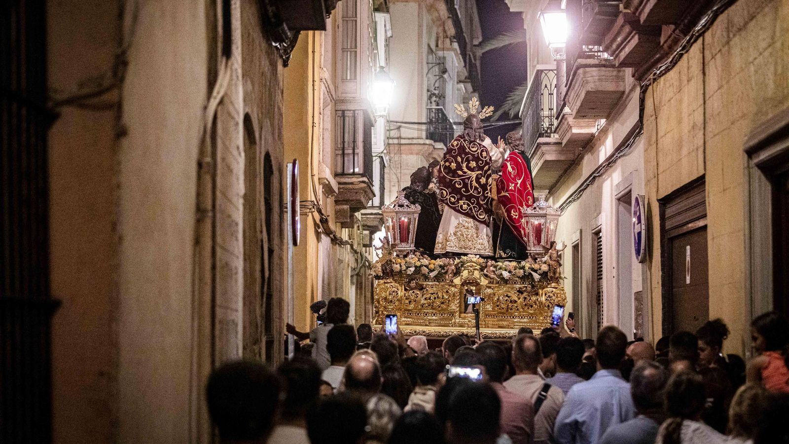 Las imágenes de la procesión extraordinaria de la Sagrada Cena en Cádiz