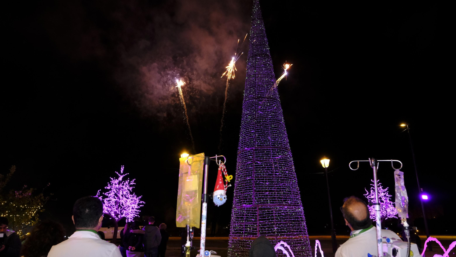 Imágenes del encendido de navidad en el Hospital Torrecárdenas, Almería