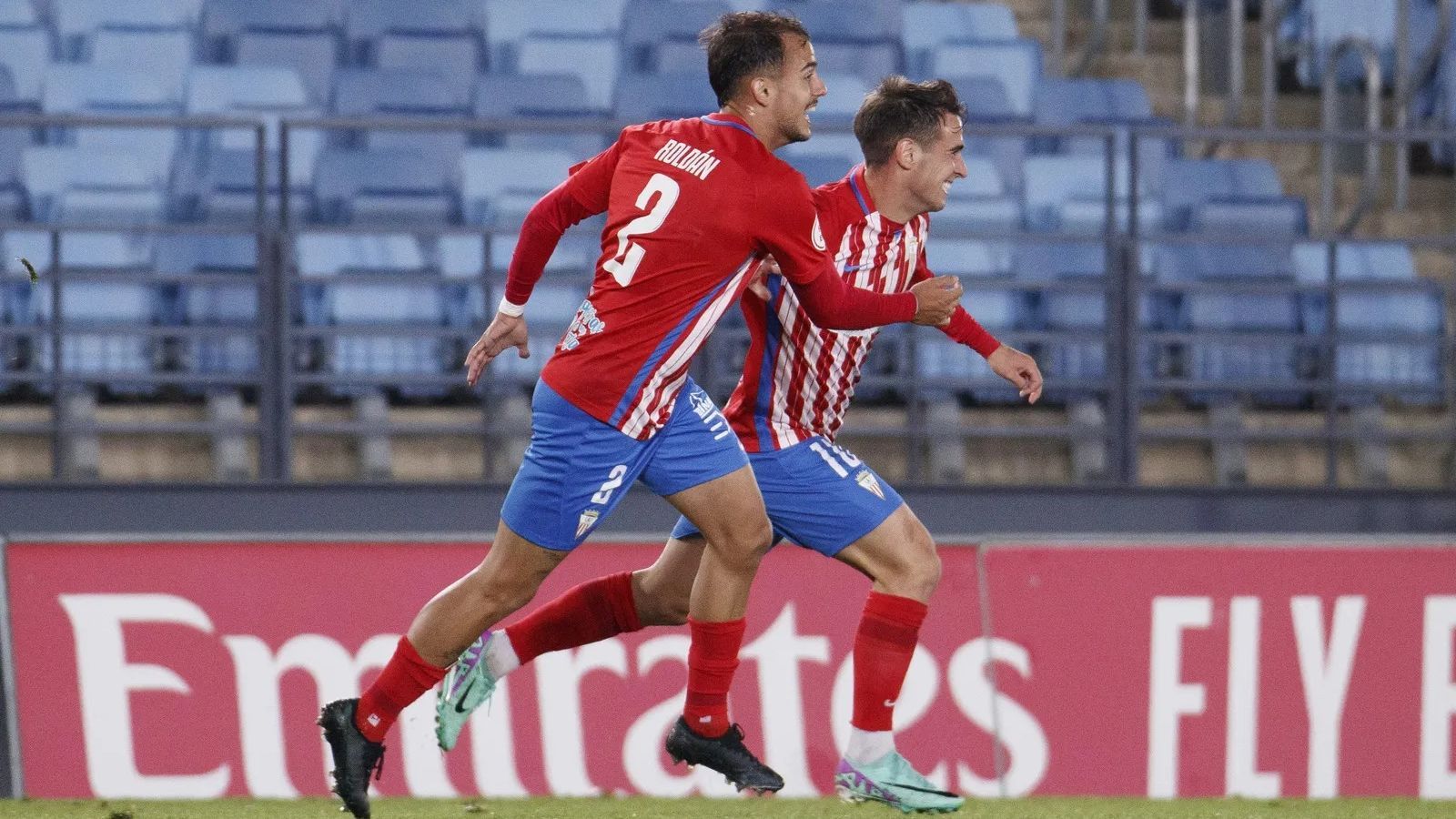 Diego Esteban (d) celebra el que fue el gol 100 del Algeciras en la Primera Federación.