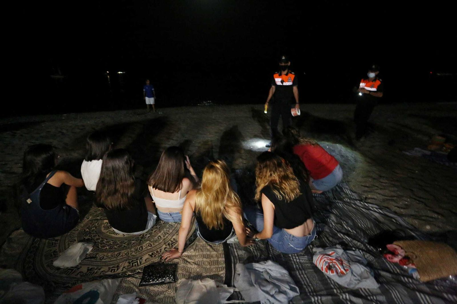 Fotos: Primera noche de cierre de playas en Málaga