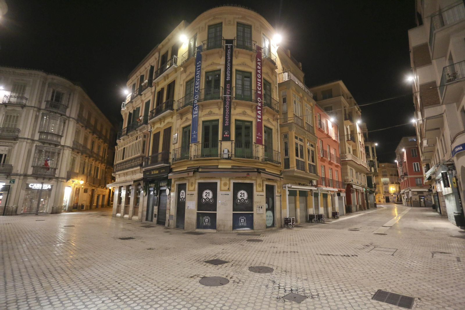 El coronavirus dibuja una noche desierta en el centro de Málaga, en fotos