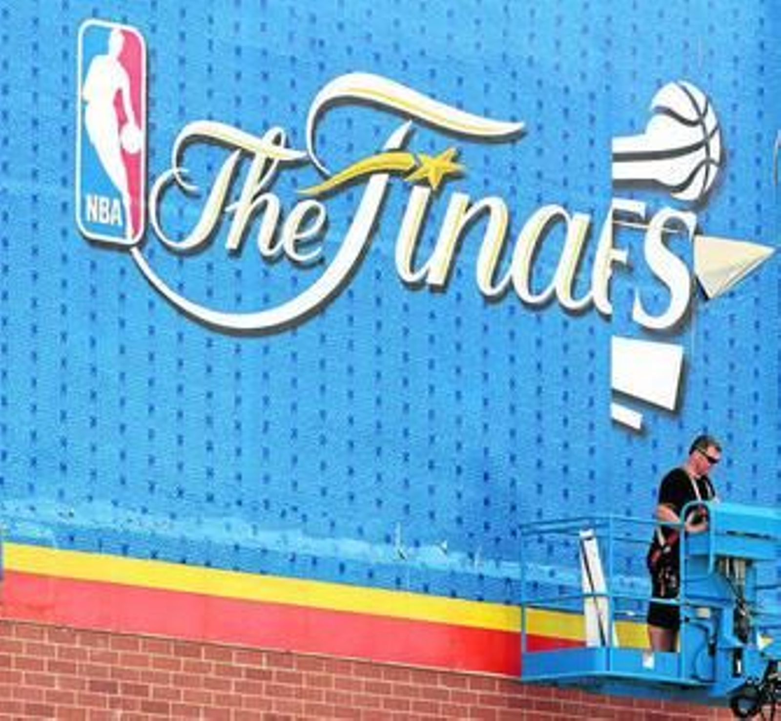 Un operario coloca en el Chesapeake Energy Arena de Oklahoma City el cartel de la final. Un operario coloca en el Chesapeake Energy Arena de Oklahoma City el cartel de la final.
