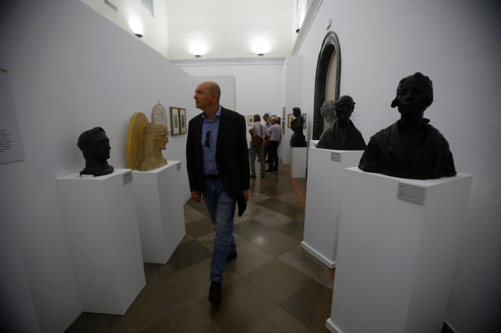 La exposición 'Mateo Inurria: retratos y dibujos', en imágenes