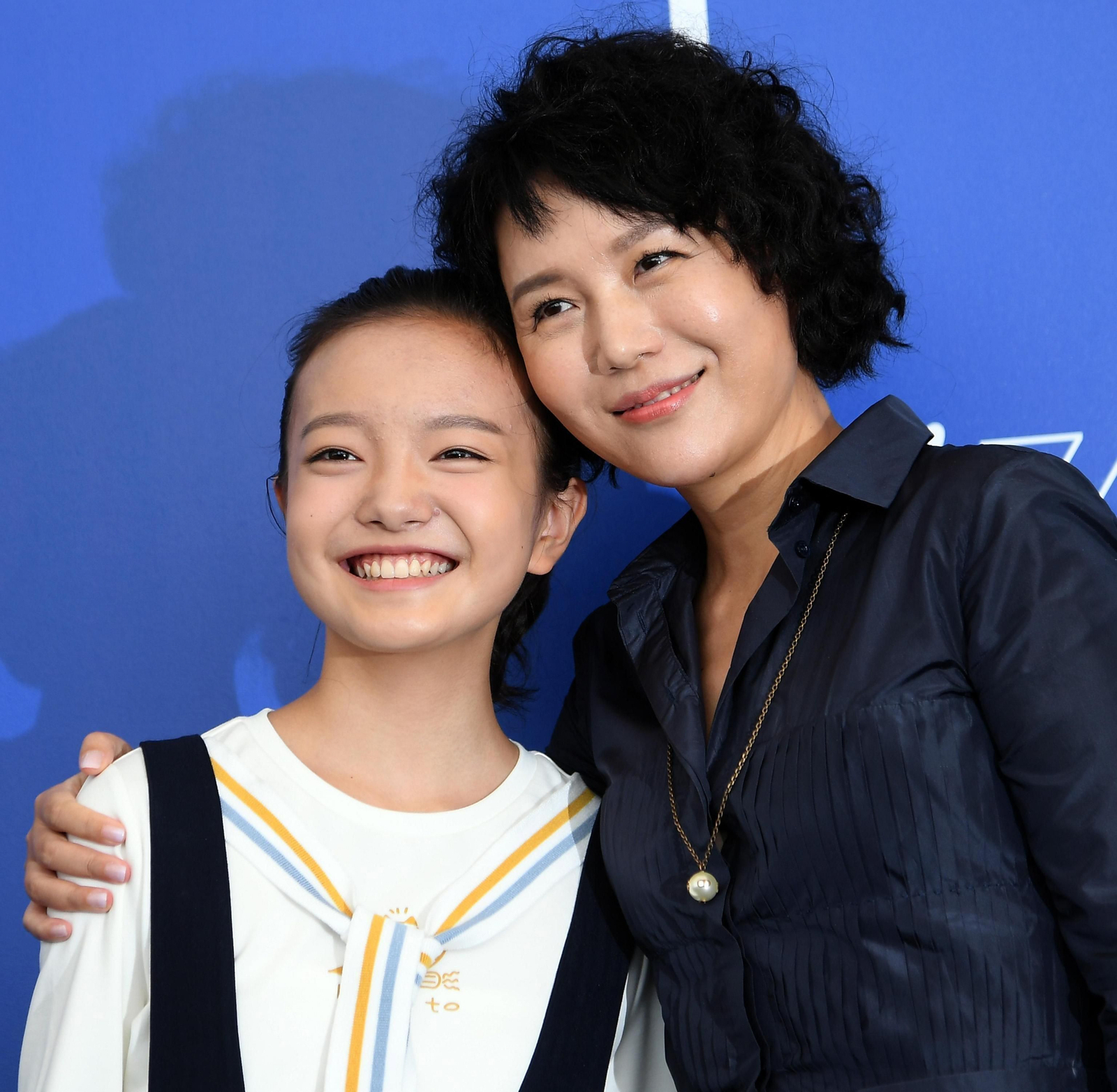 Zhou Meijung junto a Vivian Qu, única directora que opta al León de Oro.