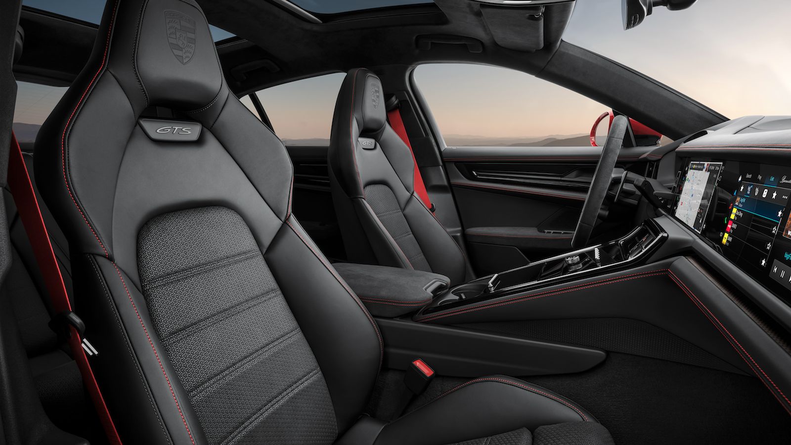 Los asientos del GTS tienen regulaciones eléctricas que permite realizar hasta 18 ajustes distintos. Su parte central está tapizada en Race-Tex, un material con un tacto semejante al ante.