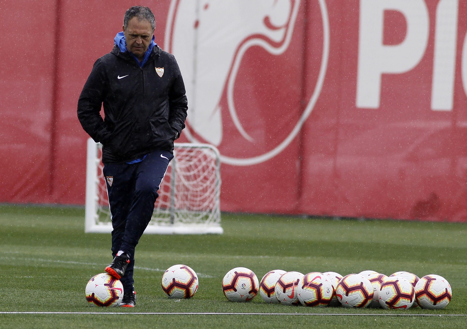 Primer entrenamiento del Sevilla FC tras anunciar Caparrós que tiene leucemia