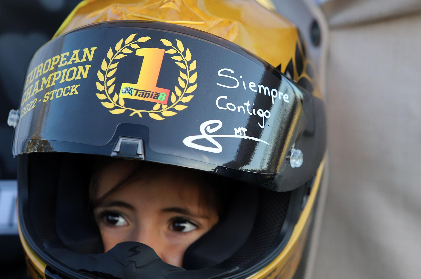 Imágenes del monumento a Súper Hugo en la rotonda frente al Nuevo Colombino