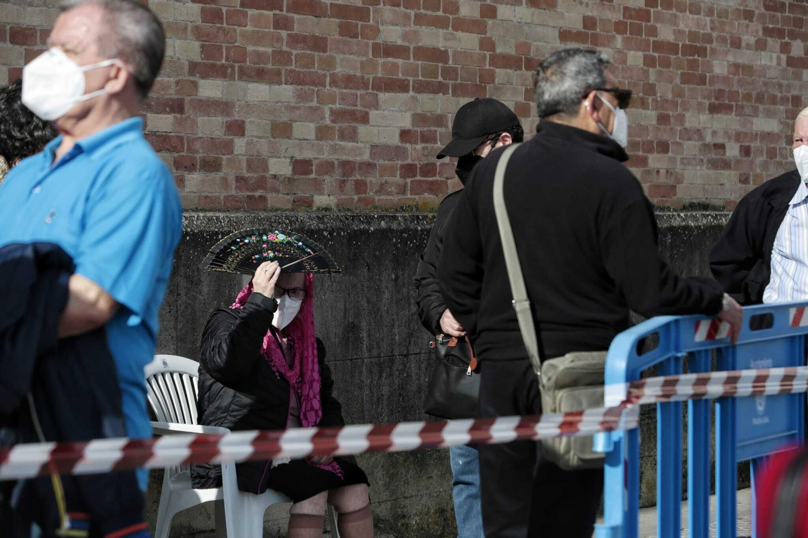 Cola de personas mayores de 77 años para vacunarse en el Palacio de Congresos.
