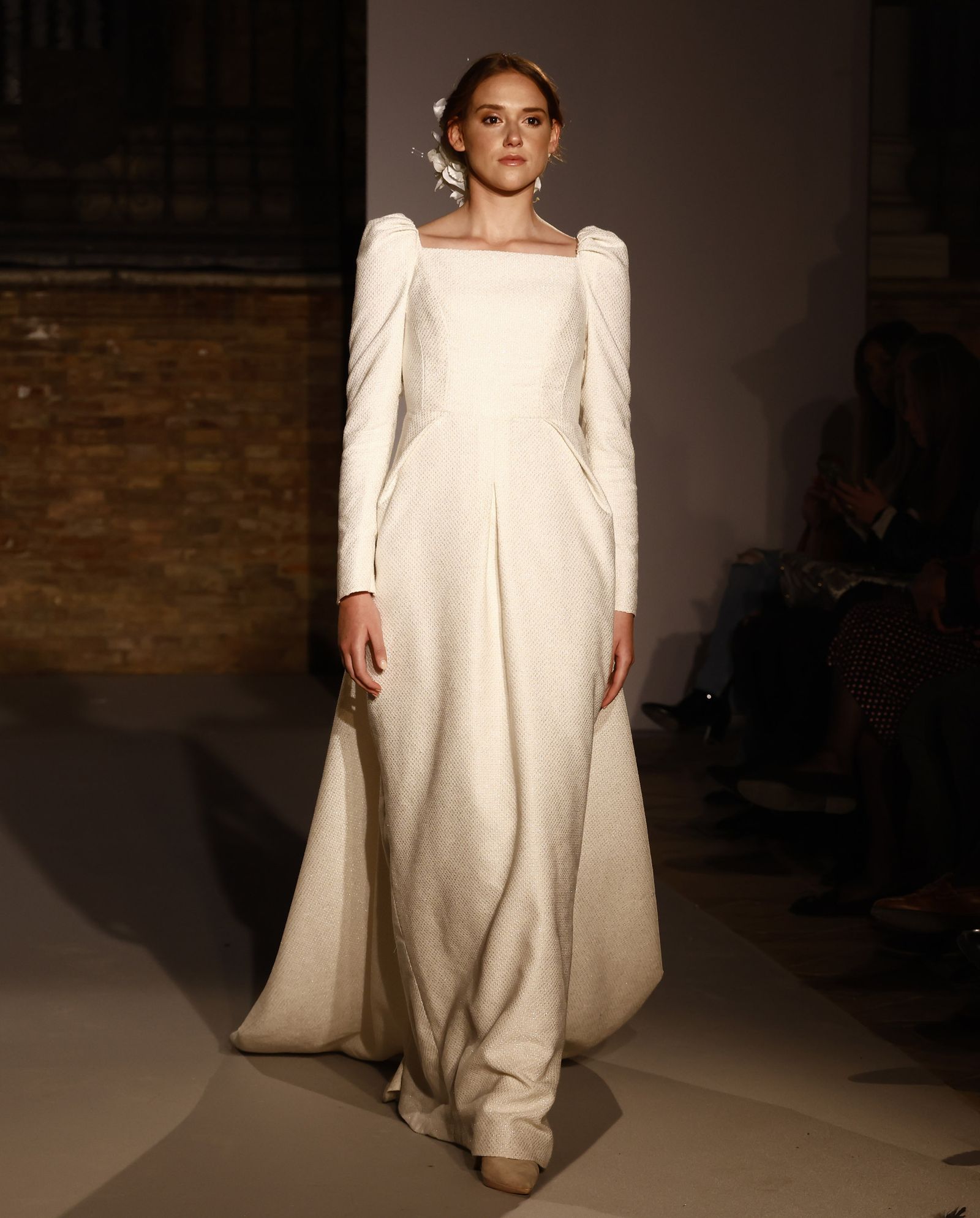 Las tendencias en vestidos de novia e invitada de la pasarela SIQ, en fotos