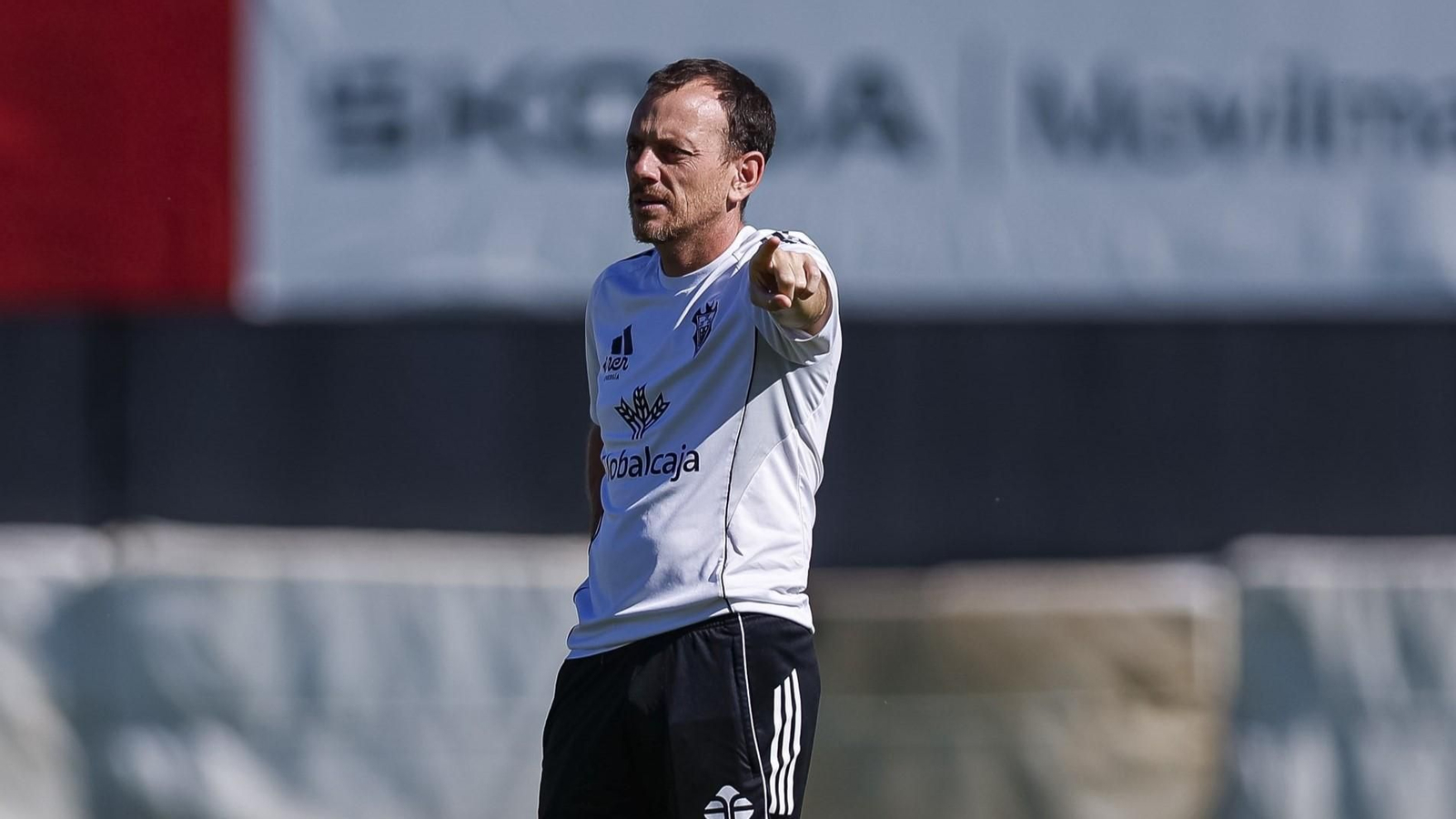 Alberto González, el técnico del Albacete, en un entrenamiento de su equipo.