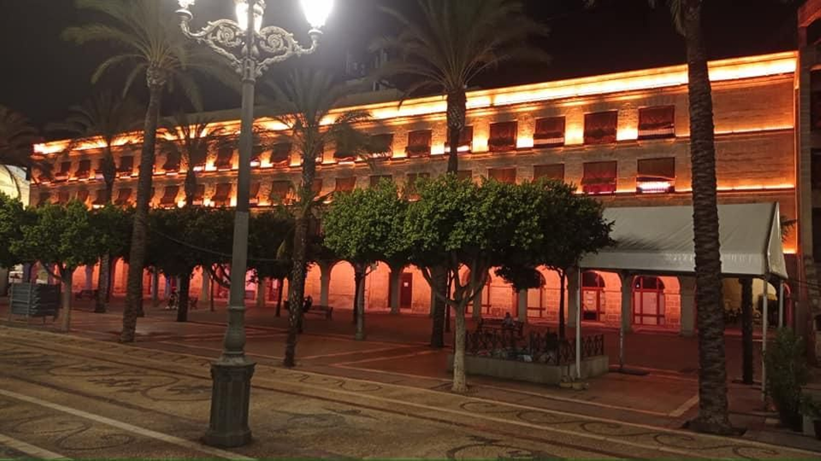 Edificio de los arcos de la plaza del Arenal iluminado.
