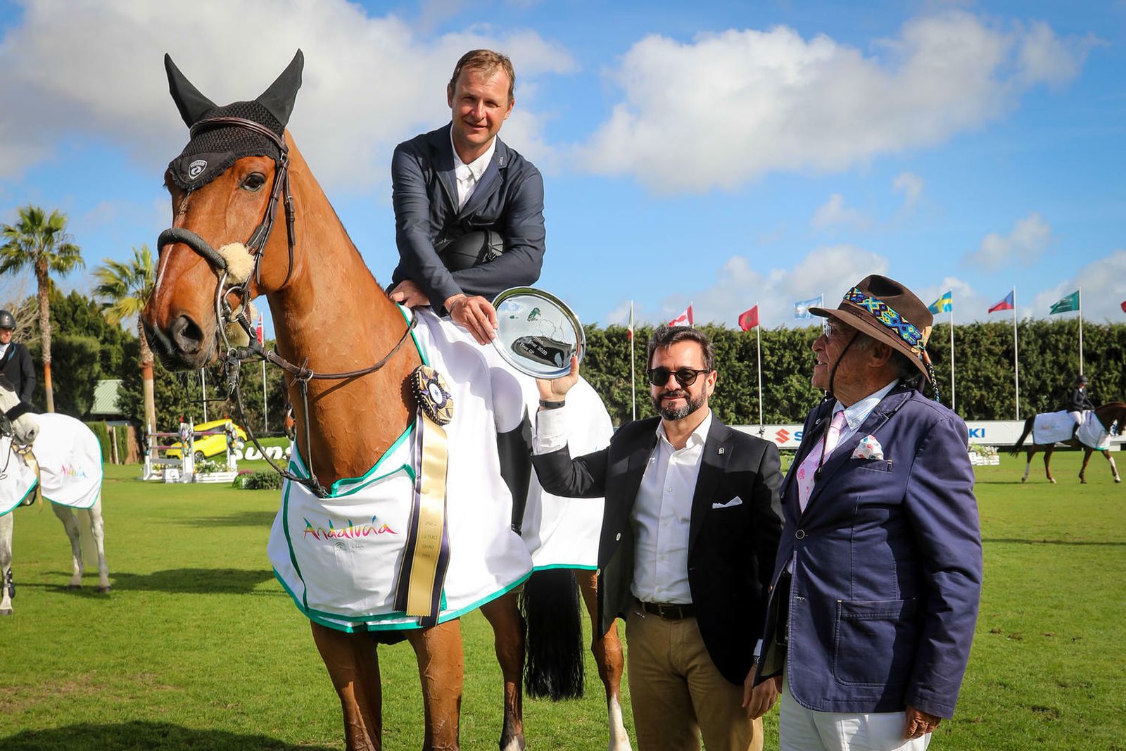 Entrega premio en la prueba grande del día.