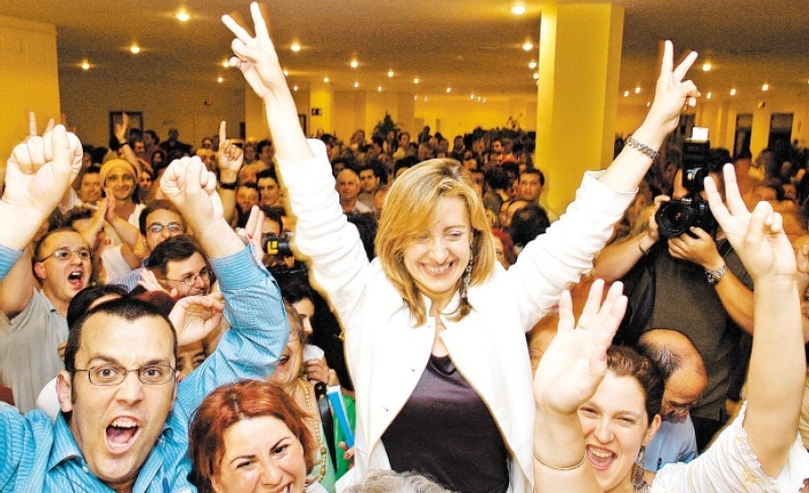 Pilar Sánchez y militantes del PSOE celebrando la victoria tras conocerse los resultados electorales.
