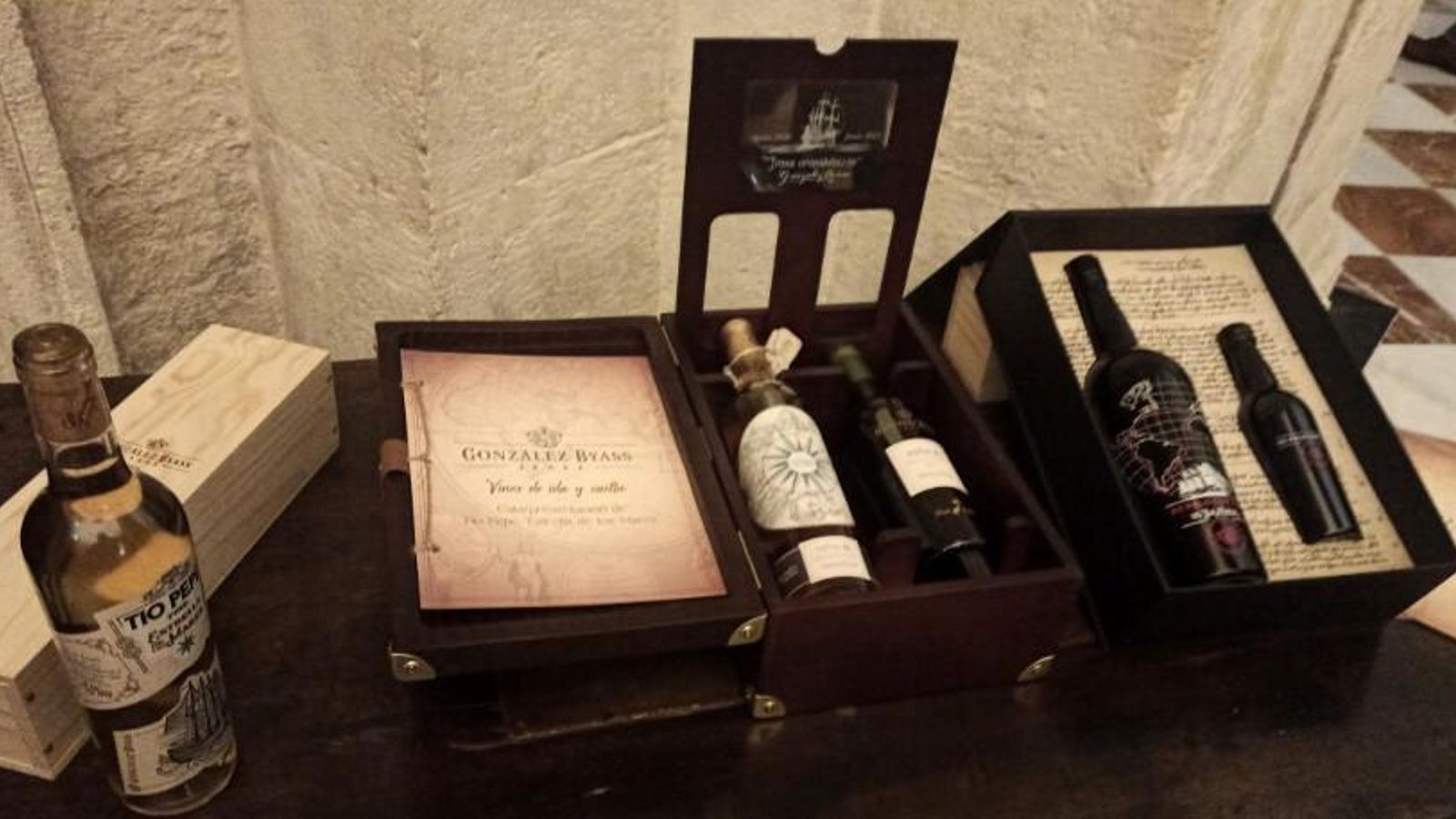 Los vinos van presentados en estuches especiales con una decoración muy cuidada y explicaciones de su proceso de elaboración.