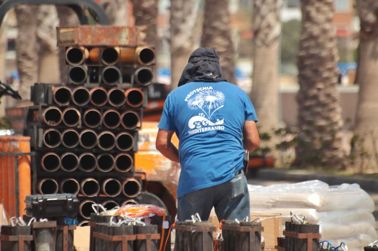 La instalación de los fuegos y drones para arrancar la Feria, en fotos