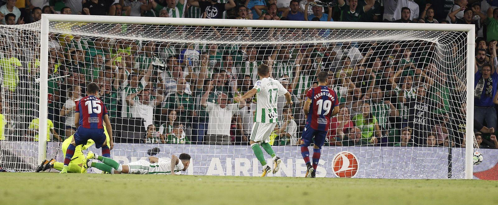 Tonny Sanabria acaba de rematar de cabeza y la pelota, tras golpear en el palo, se aloja en la red para culminar una preciosa jugada elaborada del Betis y abrir el marcador.