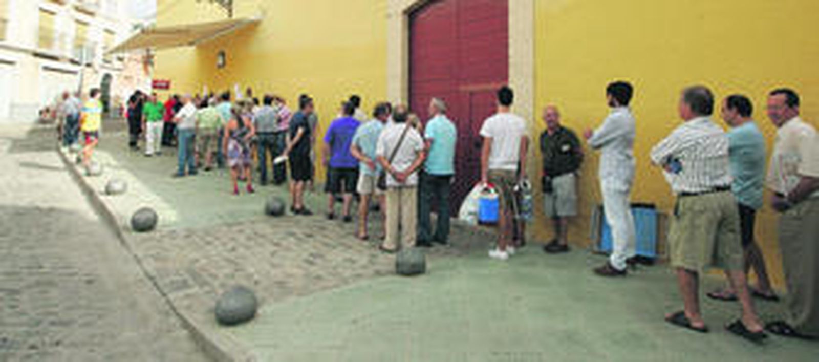 Colas en las taquillas de la plaza de toros para sacar entradas.