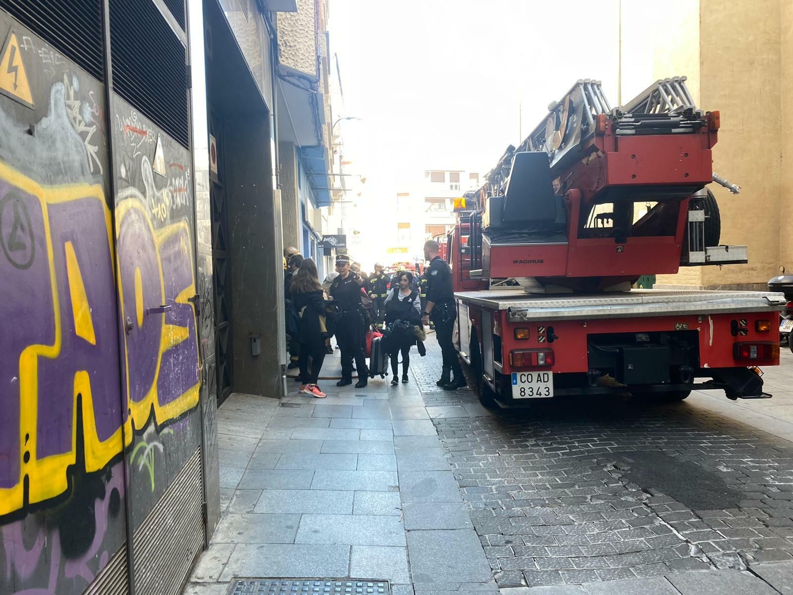 Los bomberos durante su intervención en la calle Duque de Hornachuelos.