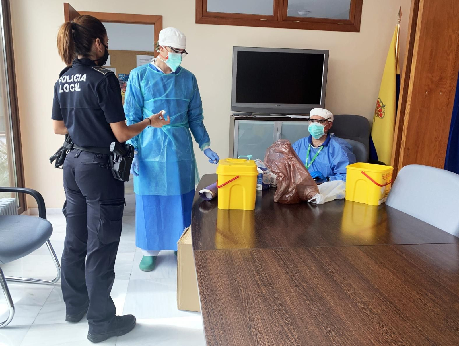 Un agente de la Policía Local de Palma del Río se realiza la prueba PCR.