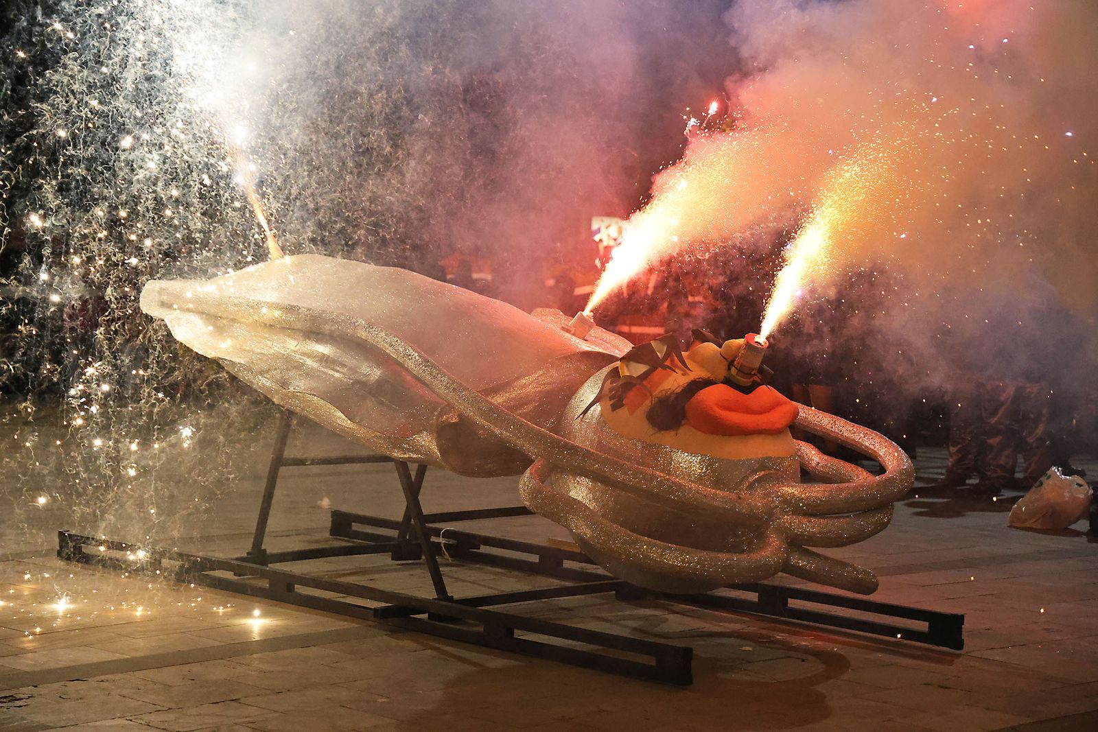 Imágenes del entierro del choco por las calles de Huelva