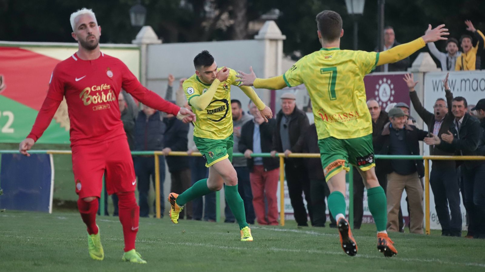 El gualdiverde Javi Forján celebra el tanto del triunfo ante el Utrera.