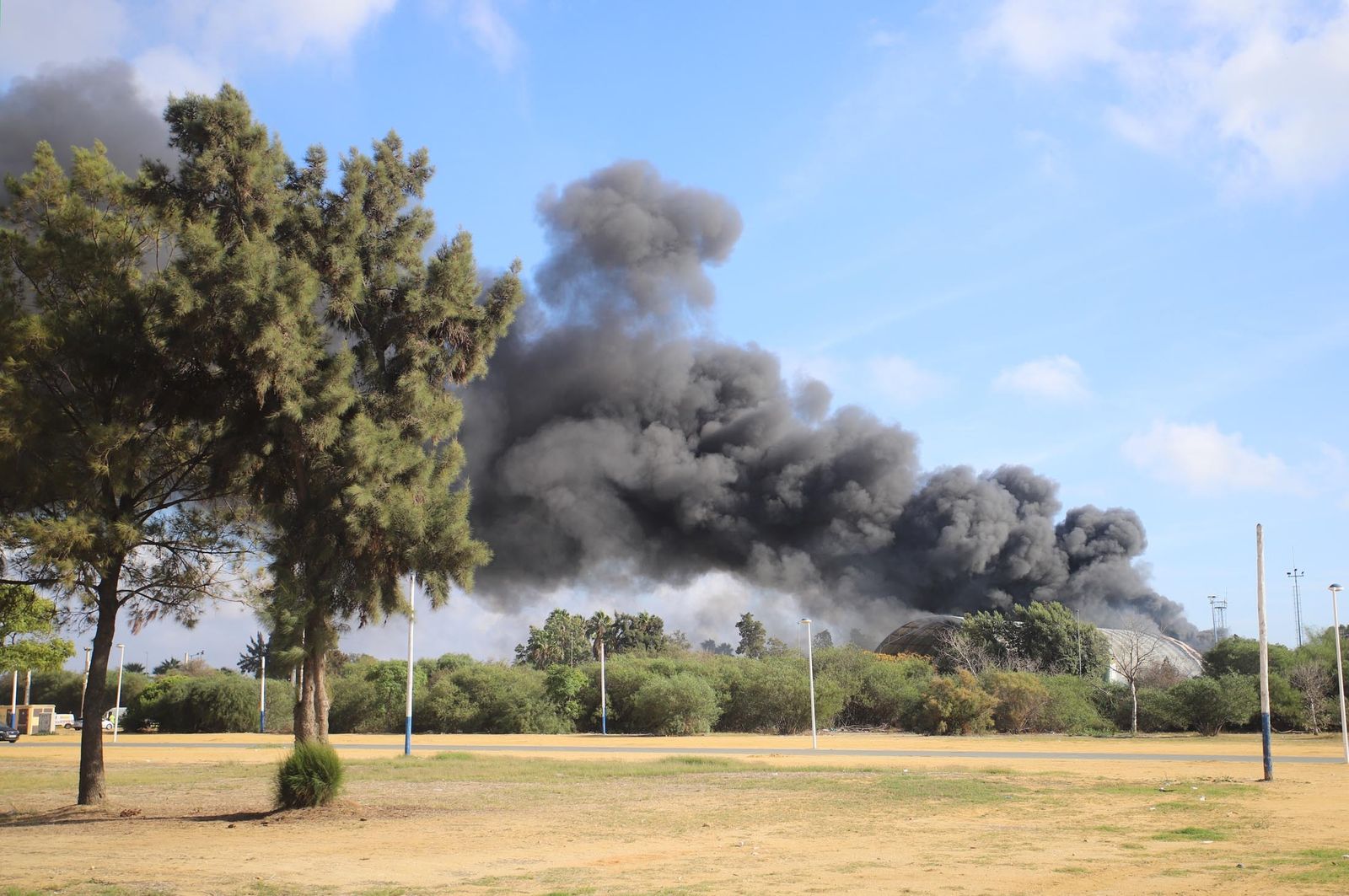Imágenes del incendio en las instalaciones de Hierros España